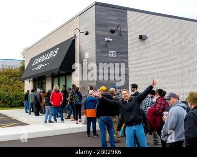 Saint John, New Brunswick, Canada - 17 ottobre 2018: Le persone si allineano per acquistare cannabis legalmente da un negozio Cannabis NB. Foto Stock