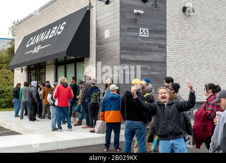 Saint John, New Brunswick, Canada - 17 ottobre 2018: Le persone si allineano per acquistare cannabis legalmente da un negozio Cannabis NB. Foto Stock