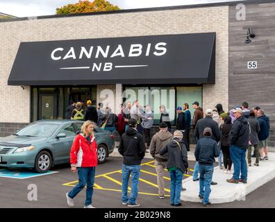 Saint John, New Brunswick, Canada - 17 ottobre 2018: Le persone si allineano per acquistare cannabis legalmente da un negozio Cannabis NB. Foto Stock