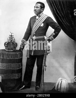 Madagascar: Re Radama II (23 settembre 1829 - 12 maggio 1863), in posa con la corona reale. Foto di William Ellis, 1861. Radama II era figlio della regina Ranavalona i e governò dal 1861 al 1863 sul Regno del Madagascar. Il governo di Radama, anche se breve, fu un periodo cruciale nella storia del regno. Sotto la ruIe di sua madre, il Madagascar aveva conservato con successo la sua indipendenza culturale e politica dai disegni francesi e britannici. Respingendo la politica della regina di isolazionismo e persecuzione cristiana, Radama II permise la libertà religiosa e riaprì il Madagascar all'influenza europea. Foto Stock