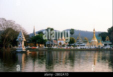 Fondata nel 1827 da Phaya Singhanataraj, il governatore Shan di Mae Hong Son, Wat Chong Kham contiene un'immagine di Buddha di 5 metri conosciuta come Luang Pho To. Wat Chong Klang, costruito nel 1860s, è un tempio birmano Shan che si affaccia sul Lago Chong Kham. Il tempio contiene quasi 200 dipinti di vetro che illustrano episodi individuali nei racconti buddisti di jataka (storie della vita dei vari Buddha). Una volta una delle province più remote della Thailandia, Mae Hong Son è ora facilmente accessibile in aereo da Chiang mai, così come da un meraviglioso giro in auto attraverso Mae Sariang e ritorno via Pai e Soppong – o viceversa. Foto Stock