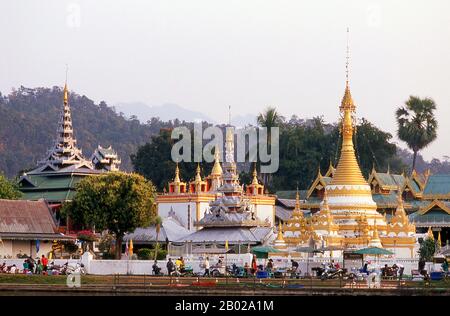 Fondata nel 1827 da Phaya Singhanataraj, il governatore Shan di Mae Hong Son, Wat Chong Kham contiene un'immagine di Buddha di 5 metri conosciuta come Luang Pho To. Wat Chong Klang, costruito nel 1860s, è un tempio birmano Shan che si affaccia sul Lago Chong Kham. Il tempio contiene quasi 200 dipinti di vetro che illustrano episodi individuali nei racconti buddisti di jataka (storie della vita dei vari Buddha). Una volta una delle province più remote della Thailandia, Mae Hong Son è ora facilmente accessibile in aereo da Chiang mai, così come da un meraviglioso giro in auto attraverso Mae Sariang e ritorno via Pai e Soppong – o viceversa. Foto Stock