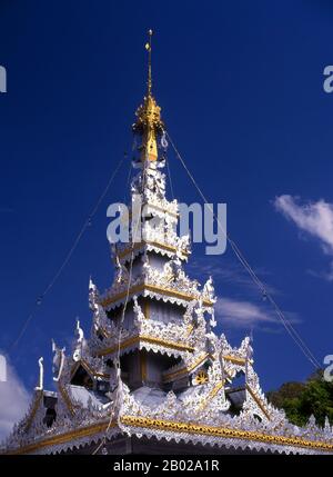 Wat Chong Klang, costruito nel 1860s, è un tempio birmano Shan che si affaccia sul Lago Chong Kham. Il tempio contiene quasi 200 dipinti di vetro che illustrano episodi individuali nei racconti buddisti di jataka (storie della vita dei vari Buddha). Una volta una delle province più remote della Thailandia, Mae Hong Son è ora facilmente accessibile in aereo da Chiang mai, così come da un meraviglioso giro in auto attraverso Mae Sariang e ritorno via Pai e Soppong – o viceversa. Isolato singolarmente, Mae Hong Son non è ancora molto sviluppato. I cittadini possono essere cittadini della Thailandia, ma la maggior parte sono Shan, Karen, Yunnanese CH Foto Stock