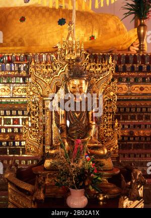 Fondata nel 1827 da Phaya Singhanataraj, il governatore Shan di Mae Hong Son, Wat Chong Kham contiene un'immagine di Buddha di 5 metri conosciuta come Luang Pho To. Una volta una delle province più remote della Thailandia, Mae Hong Son è ora facilmente accessibile in aereo da Chiang mai, così come da un meraviglioso giro in auto attraverso Mae Sariang e ritorno via Pai e Soppong – o viceversa. Isolato singolarmente, Mae Hong Son non è ancora molto sviluppato. I cittadini possono essere cittadini thailandesi, ma la maggior parte sono Shan, Karen, Yunnanese cinese o Hill Tribù. I templi sono in stile birmano e il ritmo della vita incredibilmente tranquillo. Foto Stock