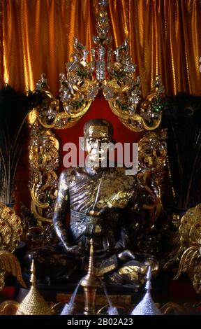 Fondata nel 1827 da Phaya Singhanataraj, il governatore Shan di Mae Hong Son, Wat Chong Kham contiene un'immagine di Buddha di 5 metri conosciuta come Luang Pho To. Una volta una delle province più remote della Thailandia, Mae Hong Son è ora facilmente accessibile in aereo da Chiang mai, così come da un meraviglioso giro in auto attraverso Mae Sariang e ritorno via Pai e Soppong – o viceversa. Isolato singolarmente, Mae Hong Son non è ancora molto sviluppato. I cittadini possono essere cittadini thailandesi, ma la maggior parte sono Shan, Karen, Yunnanese cinese o Hill Tribù. I templi sono in stile birmano e il ritmo della vita incredibilmente tranquillo. Foto Stock