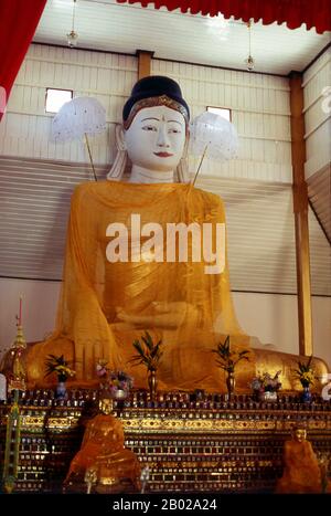 Fondata nel 1827 da Phaya Singhanataraj, il governatore Shan di Mae Hong Son, Wat Chong Kham contiene un'immagine di Buddha di 5 metri conosciuta come Luang Pho To. Una volta una delle province più remote della Thailandia, Mae Hong Son è ora facilmente accessibile in aereo da Chiang mai, così come da un meraviglioso giro in auto attraverso Mae Sariang e ritorno via Pai e Soppong – o viceversa. Isolato singolarmente, Mae Hong Son non è ancora molto sviluppato. I cittadini possono essere cittadini thailandesi, ma la maggior parte sono Shan, Karen, Yunnanese cinese o Hill Tribù. I templi sono in stile birmano e il ritmo della vita incredibilmente tranquillo. Foto Stock