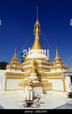 Wat Chong Klang, costruito nel 1860s, è un tempio birmano Shan che si affaccia sul Lago Chong Kham. Il tempio contiene quasi 200 dipinti di vetro che illustrano episodi individuali nei racconti buddisti di jataka (storie della vita dei vari Buddha). Una volta una delle province più remote della Thailandia, Mae Hong Son è ora facilmente accessibile in aereo da Chiang mai, così come da un meraviglioso giro in auto attraverso Mae Sariang e ritorno via Pai e Soppong – o viceversa. Isolato singolarmente, Mae Hong Son non è ancora molto sviluppato. I cittadini possono essere cittadini della Thailandia, ma la maggior parte sono Shan, Karen, Yunnanese CH Foto Stock