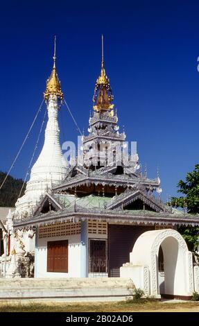 Wat Chong Klang, costruito nel 1860s, è un tempio birmano Shan che si affaccia sul Lago Chong Kham. Il tempio contiene quasi 200 dipinti di vetro che illustrano episodi individuali nei racconti buddisti di jataka (storie della vita dei vari Buddha). Una volta una delle province più remote della Thailandia, Mae Hong Son è ora facilmente accessibile in aereo da Chiang mai, così come da un meraviglioso giro in auto attraverso Mae Sariang e ritorno via Pai e Soppong – o viceversa. Isolato singolarmente, Mae Hong Son non è ancora molto sviluppato. I cittadini possono essere cittadini della Thailandia, ma la maggior parte sono Shan, Karen, Yunnanese CH Foto Stock