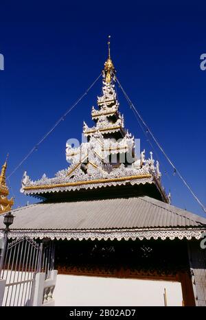 Wat Chong Klang, costruito nel 1860s, è un tempio birmano Shan che si affaccia sul Lago Chong Kham. Il tempio contiene quasi 200 dipinti di vetro che illustrano episodi individuali nei racconti buddisti di jataka (storie della vita dei vari Buddha). Una volta una delle province più remote della Thailandia, Mae Hong Son è ora facilmente accessibile in aereo da Chiang mai, così come da un meraviglioso giro in auto attraverso Mae Sariang e ritorno via Pai e Soppong – o viceversa. Isolato singolarmente, Mae Hong Son non è ancora molto sviluppato. I cittadini possono essere cittadini della Thailandia, ma la maggior parte sono Shan, Karen, Yunnanese CH Foto Stock