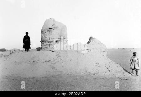 Miran è un'antica oasi situata sul margine meridionale del deserto di Taklamakan in Cina, lungo il famoso percorso commerciale noto come la Via della Seta, dove il deserto di Lop Nur incontra i monti Altun Shan. Duemila anni fa un fiume defluiva dalla montagna e Miran aveva un sofisticato sistema di irrigazione. Ora la zona è un luogo polveroso scarsamente abitato, con strade povere e trasporti minimi nella regione autonoma dello Xinjiang della Repubblica Popolare cinese. Tuttavia, gli scavi archeologici dall'inizio del 20th secolo hanno scoperto un esteso sito monastico buddista dal Foto Stock