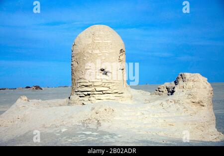 Miran è un'antica oasi situata sul margine meridionale del deserto di Taklamakan in Cina, lungo il famoso percorso commerciale noto come la Via della Seta, dove il deserto di Lop Nur incontra i monti Altun Shan. Duemila anni fa un fiume defluiva dalla montagna e Miran aveva un sofisticato sistema di irrigazione. Ora la zona è un luogo polveroso scarsamente abitato, con strade povere e trasporti minimi nella regione autonoma dello Xinjiang della Repubblica Popolare cinese. Tuttavia, gli scavi archeologici dall'inizio del 20th secolo hanno scoperto un esteso sito monastico buddista dal Foto Stock