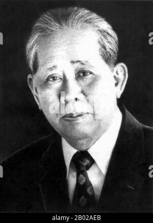 Lê Duẩn (7 aprile 1907 – 10 luglio 1986) è stato un politico comunista vietnamita. È cresciuto nella gerarchia del partito alla fine del 1950s e divenne Segretario Generale del Comitato Centrale del Partito Comunista del Vietnam (VCP) al 3rd Congresso Nazionale nel 1960. Ha continuato la politica di governo di Hồ Chí Minh attraverso la leadership collettiva. Dalla metà della 1960s, quando la salute di Hồ stava fallendo, fino alla sua morte nel 1986, fu il principale decisore in Vietnam. È nato in una famiglia di classe inferiore nella provincia di Quảng Trị, nella parte centrale dell'Indocina francese come Lê Văn Nhuận. Poco è conosciuto circa il suo f Foto Stock