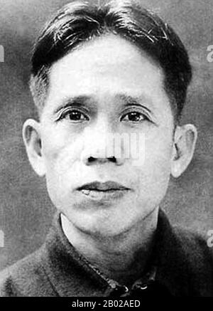 Lê Duẩn (7 aprile 1907 – 10 luglio 1986) è stato un politico comunista vietnamita. È cresciuto nella gerarchia del partito alla fine del 1950s e divenne Segretario Generale del Comitato Centrale del Partito Comunista del Vietnam (VCP) al 3rd Congresso Nazionale nel 1960. Ha continuato la politica di governo di Hồ Chí Minh attraverso la leadership collettiva. Dalla metà della 1960s, quando la salute di Hồ stava fallendo, fino alla sua morte nel 1986, fu il principale decisore in Vietnam. È nato in una famiglia di classe inferiore nella provincia di Quảng Trị, nella parte centrale dell'Indocina francese come Lê Văn Nhuận. Poco è conosciuto circa il suo f Foto Stock