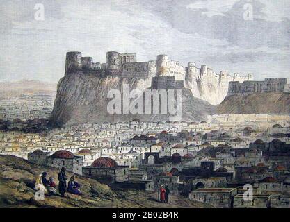 Afghanistan: "La rivolta afghana: La Cittadella di Herat" (seconda guerra anglo-afghana, 1878-1880). Litografia, 1879. La Cittadella di Herat, nota anche come Cittadella di Alexander, e localmente conosciuta come Qala Iktyaruddin, si trova nel centro di Herat in Afghanistan. Risale al 330 a.C., quando Alessandro Magno e il suo esercito arrivarono in quello che oggi è l'Afghanistan dopo la battaglia di Gaugamela. Molti imperi l'hanno usata come quartier generale negli ultimi 2.000 anni, e fu distrutta e ricostruita molte volte nel corso dei secoli. Questa cittadella storica è stata salvata dalla demolizione negli anni '1950 Foto Stock