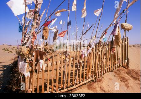 Il Santuario di Imam Asim e altre tombe si trovano a 23 chilometri da Khotan (Hotan) sulla Via della Seta meridionale. È il luogo di un grande pellegrinaggio ogni maggio. Imam Asim è stato uno dei primi missionari islamici a visitare questa zona. Khotan ripercorre la sua storia almeno fino al 3rd secolo a.C., quando si dice che il figlio maggiore dell'imperatore indiano Asoka si sia insediato qui. E 'stato di grande importanza sulla Via della Seta, e si sostiene di essere stato il primo posto al di fuori della Cina per aver coltivato la seta. Si trova a cavallo dei fiumi Karakash o ‘Black Jade’ e Yurungkash o ‘White Jade’, che h Foto Stock