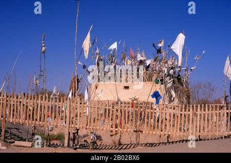 Il Santuario di Imam Asim e altre tombe si trovano a 23 chilometri da Khotan (Hotan) sulla Via della Seta meridionale. È il luogo di un grande pellegrinaggio ogni maggio. Imam Asim è stato uno dei primi missionari islamici a visitare questa zona. Khotan ripercorre la sua storia almeno fino al 3rd secolo a.C., quando si dice che il figlio maggiore dell'imperatore indiano Asoka si sia insediato qui. E 'stato di grande importanza sulla Via della Seta, e si sostiene di essere stato il primo posto al di fuori della Cina per aver coltivato la seta. Si trova a cavallo dei fiumi Karakash o ‘Black Jade’ e Yurungkash o ‘White Jade’, che h Foto Stock