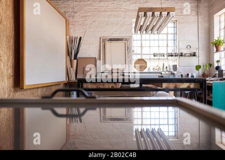 Interno dell'area di lavoro in un negozio di cornici Foto Stock