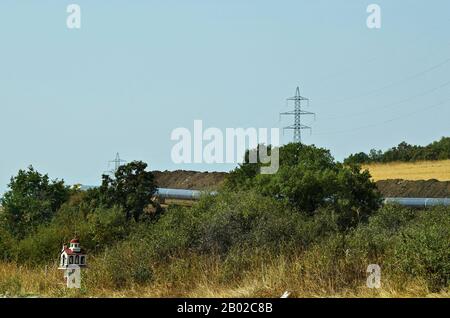 Grecia, installazione di un sistema di tubazioni nel Delta di Evros e piccolo santuario Foto Stock