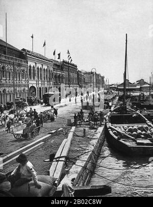 Malesia: Weld Quay, George Town, Penang. Foto di Charles J. Kleingrothe (24 settembre 1864 - 25 febbraio 1942), 1906. Le acquisizioni territoriali britanniche nei paesi che ora comprendono Malaysia e Singapore risalgono al 1786, quando il sultano di Kedah, minacciato sia da occasionali attacchi birmani che siamesi, cedette l'isola Penang alla compagnia britannica delle Indie Orientali in cambio di protezione contro i suoi aggressivi vicini settentrionali. L'11 agosto 1786, il capitano, in seguito Sir, Francis Light prese possesso dell'isola e la rinominò Prince of Wales Island. Foto Stock