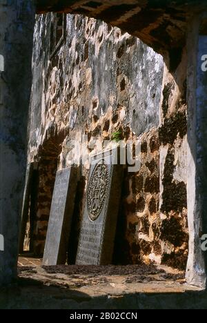 La Chiesa di San Paolo fu originariamente costruita nel 1521. In Décadas da Ásia, l'opera seminale del cronista portoghese, João de Barros, la struttura originale era una semplice cappella dedicata alla Vergine Maria. La cappella è stata costruita da un portoghese fidalgo o nobile, Duarte Coelho, come un atto di gratitudine dopo la sua fuga da una tempesta nel Mar Cinese Meridionale. La cappella fu devoluta alla Compagnia di Gesù nel 1548 dal Vescovo di Goa, João Afonso de Albuquerque, con le opere del titolo ricevute da San Francesco Saverio. La cappella fu poi ulteriormente ampliata nel 1556 con l'aggiunta di un secondo piano, un Foto Stock