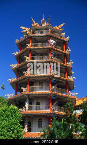 Taiwan: Pagoda al Tempio della Fenice del Drago (Longfeng Fogong) sulle pendici della Carp Hill (Liyushan), Taitung (Taidong). Prima del XVI secolo la pianura di Taitung era abitata dalle tribù contadine Puyuma e Amis. Sotto gli olandesi e durante la dinastia Qing, gran parte della parte orientale di Taiwan, compresa l'odierna prefettura di Taitung, era chiamata Beinan. Alla fine del XIX secolo, quando Liu Mingchuan era il governatore Qing di Taiwan, i coloni cinesi Han si trasferirono nella regione di Taitung e stabilirono un insediamento, lo Stato di Taitung. Foto Stock