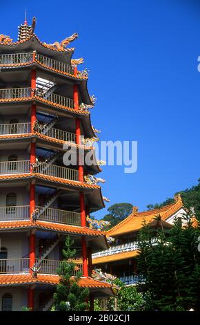 Taiwan: Pagoda al Tempio della Fenice del Drago (Longfeng Fogong) sulle pendici della Carp Hill (Liyushan), Taitung (Taidong). Prima del XVI secolo la pianura di Taitung era abitata dalle tribù contadine Puyuma e Amis. Sotto gli olandesi e durante la dinastia Qing, gran parte della parte orientale di Taiwan, compresa l'odierna prefettura di Taitung, era chiamata Beinan. Alla fine del XIX secolo, quando Liu Mingchuan era il governatore Qing di Taiwan, i coloni cinesi Han si trasferirono nella regione di Taitung e stabilirono un insediamento, lo Stato di Taitung. Foto Stock