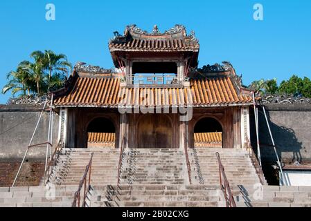 Vietnam: La porta di Khiem Cung presso la tomba dell'imperatore tu Duc, Hue. Tự Đức (22 settembre 1829 – 17 luglio 1883) (nome completo: Nguyễn Phúc Hồng Nhậm, anche Nguyen Phuc Thi) è stato il quarto imperatore della dinastia Nguyễn del Vietnam e regnò dal 1847 al 1883. Figlio dell'imperatore Thiệu Trị, il principe Nguyễn Phúc Hồng Nhậm succedette al padre sul trono, con il titolo regnante di Tự Đức, ma i problemi familiari causarono un inizio violento della sua epoca. Thiệu Trị aveva passato il figlio maggiore più moderato, Hồng Bảo, per dare il trono a Tự Đức. Foto Stock