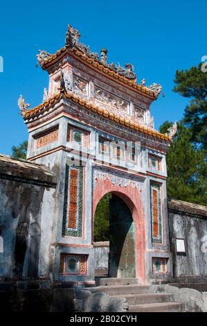 Vietnam: Porta d'ingresso alla tomba dell'imperatore tu Duc, Hue. Tự Đức (22 settembre 1829 – 17 luglio 1883) (nome completo: Nguyễn Phúc Hồng Nhậm, anche Nguyen Phuc Thi) è stato il quarto imperatore della dinastia Nguyễn del Vietnam e regnò dal 1847 al 1883. Figlio dell'imperatore Thiệu Trị, il principe Nguyễn Phúc Hồng Nhậm succedette al padre sul trono, con il titolo regnante di Tự Đức, ma i problemi familiari causarono un inizio violento della sua epoca. Thiệu Trị aveva passato il figlio maggiore più moderato, Hồng Bảo, per dare il trono a Tự Đức. Foto Stock