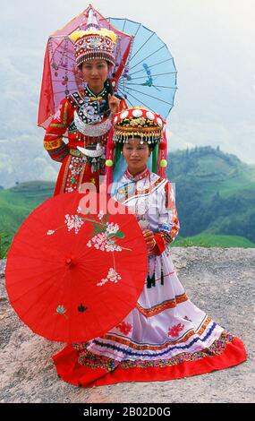 Il popolo Zhuang (cinese: 壮族; pinyin: Zhuàngzú; Zhuang: Bouxcuengh) è un gruppo etnico che vive principalmente nella regione autonoma di Guangxi Zhuang nella Cina meridionale. Alcuni vivono anche nelle province di Yunnan, Guangdong, Guizhou e Hunan. Essi formano uno dei 55 gruppi etnici minoritari ufficialmente riconosciuti dalla Repubblica Popolare cinese. Con i Buyi, Tay–Nùng e altri diffusori di Tai del nord, sono a volte conosciuti come Rau o Rao. La loro popolazione, stimata in 18 milioni di persone, li mette al secondo posto solo per i cinesi Han e rende il Zhuang la più grande minoranza in Cina. Longji (Dragon' Foto Stock