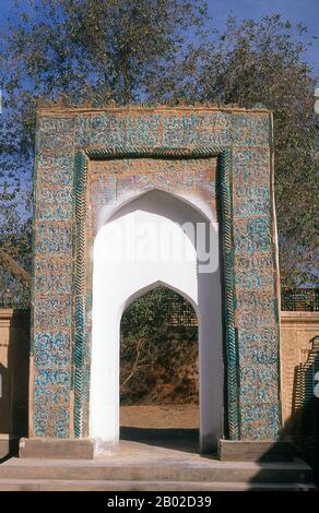 Il cimitero di Cheeltanlireem o il cimitero d'oro ospita le tombe di alcuni ex re di Yarkand e risale al 17th secolo d.C. L'importante oasi di Yarkand (Shache) era una volta sede di un antico regno buddista e di un importante caravanserai sulla Via della Seta Meridionale. Oggi è una città prevalentemente Uighur con una popolazione di 375.000 abitanti che producono cotone, grano, mais e frutta (in particolare melograni, pere e uva), nonché petrolio e gas naturale. In tempi passati Yarkand era di particolare importanza come il capolinea settentrionale per la strada commerciale strategicamente significativa per Leh, c. Foto Stock