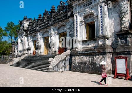 Vietnam: Palazzo Khai Thanh presso la tomba dell'imperatore Khai Dinh, Hue. Khải Định (8 ottobre 1885 – 6 novembre 1925) è stato il dodicesimo imperatore della dinastia Nguyễn in Vietnam. Il suo nome alla nascita era Principe Nguyễn Phúc Bửu Đảo. Era figlio dell'imperatore Đồng Khánh, ma non gli succedette immediatamente. Regnò solo nove anni: 1916 - 1925. Hue fu la capitale imperiale della dinastia Nguyen tra il 1802 e il 1945. Le tombe di diversi imperatori si trovano all'interno e intorno alla città e lungo il fiume Perfume. Hue è un sito patrimonio dell'umanità dell'UNESCO. Foto Stock