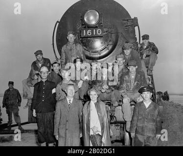 Corea: Il Dr. Syngman Rhee (26 marzo 1875 - 19 luglio 1965) e sua moglie Francesca Rhee (austriaca. Nee Donner, 15 giugno 1900 - 19 marzo 1992) di fronte alla prima locomotiva ad attraversare il ponte sul fiume Han, Seoul, 19 ottobre 1950. Syngman Rhee, nome d'arte UNAM, è stato uno statista coreano, dittatore autoritario e primo presidente del governo provvisorio della Repubblica di Corea, nonché primo presidente della Corea del Sud dal 1948 al 1960. Francesca Maria Barbara Donner era la seconda moglie di Syngman Rhee, e fu la First Lady inaugurale della Corea del Sud. Foto Stock