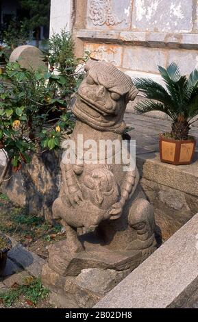 Cina: Figura guardiana di pietra, Tempio di Confucio (Tempio Confucio di Suzhou), via Renmin Lu, Suzhou. Il Tempio confuciano di Suzhou, chiamato anche Museo delle iscrizioni di pietra di Suzhou e Scuola della Prefettura di Suzhou (una scuola gestita dallo stato), fu costruito da fan Zhongyan, prefetto di Suzhou, nel 1035. Fu la prima scuola del tempio in Cina ed è nota per contenere le quattro più grandi stele della dinastia Song. Suzhou, la città dei canali e dei giardini, fu chiamata la "Venezia d'Oriente" da Marco Polo. Un antico proverbio cinese dice: “In cielo c’è il Paradiso; sulla Terra c’è Suzhou”. Foto Stock