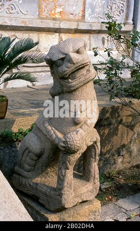 Cina: Figura guardiana di pietra, Tempio di Confucio (Tempio Confucio di Suzhou), via Renmin Lu, Suzhou. Il Tempio confuciano di Suzhou, chiamato anche Museo delle iscrizioni di pietra di Suzhou e Scuola della Prefettura di Suzhou (una scuola gestita dallo stato), fu costruito da fan Zhongyan, prefetto di Suzhou, nel 1035. Fu la prima scuola del tempio in Cina ed è nota per contenere le quattro più grandi stele della dinastia Song. Suzhou, la città dei canali e dei giardini, fu chiamata la "Venezia d'Oriente" da Marco Polo. Un antico proverbio cinese dice: “In cielo c’è il Paradiso; sulla Terra c’è Suzhou”. Foto Stock