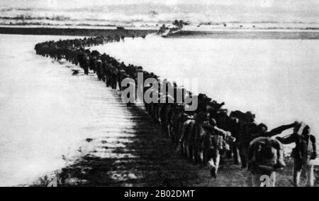 Corea: Immagine nordcoreana che mostra le truppe dell'Esercito volontario del popolo cinese (CPVA) che attraversano il fiume Amrokgang congelato in Corea del Nord, 1950. La guerra di Corea (25 giugno 1950 - armistizio firmato il 27 luglio 1953) fu un conflitto militare tra la Repubblica di Corea, sostenuta dalle Nazioni Unite, e la Corea del Nord, sostenuta dalla Repubblica Popolare Cinese (RPC), con aiuti materiali militari dall'Unione Sovietica. La guerra fu il risultato della divisione fisica della Corea da parte degli Alleati vittoriosi alla conclusione della guerra del Pacifico alla fine della seconda guerra mondiale Foto Stock