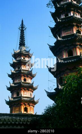 Risalente alla dinastia dei Song settentrionali (960-1127), le Pagode gemelle di Suzhou (Shuang Ta, Shuangta) sono strutture in mattoni ottagonali alte, strette e identiche a sette piani. Una si chiama ‘Clarity Dispensing Pagoda’, e l’altra   Beneficence Pagoda’. Suzhou, la città dei canali e dei giardini, è stata chiamata la ‘Venezia dell’Est’ da Marco Polo. Un antico proverbio cinese afferma: ‘in cielo c’è il Paradiso; sulla Terra c’è Suzhou’. La storia d’amore della città con giardini risale a 2.500 anni fa e continua ancora. Al tempo della dinastia Ming (1368-1644) vi erano 250 giardini, di cui circa un centinaio Foto Stock