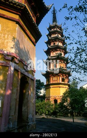 Risalente alla dinastia dei Song settentrionali (960-1127), le Pagode gemelle di Suzhou (Shuang Ta, Shuangta) sono strutture in mattoni ottagonali alte, strette e identiche a sette piani. Una si chiama ‘Clarity Dispensing Pagoda’, e l’altra   Beneficence Pagoda’. Suzhou, la città dei canali e dei giardini, è stata chiamata la ‘Venezia dell’Est’ da Marco Polo. Un antico proverbio cinese afferma: ‘in cielo c’è il Paradiso; sulla Terra c’è Suzhou’. La storia d’amore della città con giardini risale a 2.500 anni fa e continua ancora. Al tempo della dinastia Ming (1368-1644) vi erano 250 giardini, di cui circa un centinaio Foto Stock