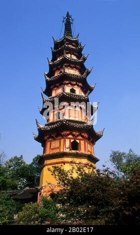 Risalente alla dinastia dei Song settentrionali (960-1127), le Pagode gemelle di Suzhou (Shuang Ta, Shuangta) sono strutture in mattoni ottagonali alte, strette e identiche a sette piani. Una si chiama ‘Clarity Dispensing Pagoda’, e l’altra   Beneficence Pagoda’. Suzhou, la città dei canali e dei giardini, è stata chiamata la ‘Venezia dell’Est’ da Marco Polo. Un antico proverbio cinese afferma: ‘in cielo c’è il Paradiso; sulla Terra c’è Suzhou’. La storia d’amore della città con giardini risale a 2.500 anni fa e continua ancora. Al tempo della dinastia Ming (1368-1644) vi erano 250 giardini, di cui circa un centinaio Foto Stock