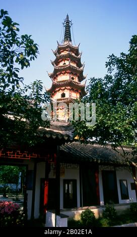 Risalente alla dinastia dei Song settentrionali (960-1127), le Pagode gemelle di Suzhou (Shuang Ta, Shuangta) sono strutture in mattoni ottagonali alte, strette e identiche a sette piani. Una si chiama ‘Clarity Dispensing Pagoda’, e l’altra   Beneficence Pagoda’. Suzhou, la città dei canali e dei giardini, è stata chiamata la ‘Venezia dell’Est’ da Marco Polo. Un antico proverbio cinese afferma: ‘in cielo c’è il Paradiso; sulla Terra c’è Suzhou’. La storia d’amore della città con giardini risale a 2.500 anni fa e continua ancora. Al tempo della dinastia Ming (1368-1644) vi erano 250 giardini, di cui circa un centinaio Foto Stock