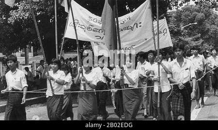 Le Proteste nazionaliste della Pro-Democracy (nota anche come People Power Uprising) del 8888 sono state una serie di marce, dimostrazioni, proteste e rivolte nella Repubblica socialista dell'Unione della Birmania (oggi comunemente conosciuta come Birmania o Myanmar). Gli eventi chiave si sono verificati l'8 agosto 1988, ed è quindi noto come 8888 Uprising. Foto Stock