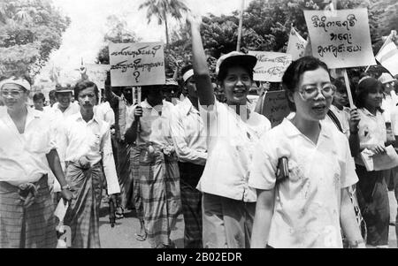 Le Proteste nazionaliste della Pro-Democracy (nota anche come People Power Uprising) del 8888 sono state una serie di marce, dimostrazioni, proteste e rivolte nella Repubblica socialista dell'Unione della Birmania (oggi comunemente conosciuta come Birmania o Myanmar). Gli eventi chiave si sono verificati l'8 agosto 1988, ed è quindi noto come 8888 Uprising. Foto Stock