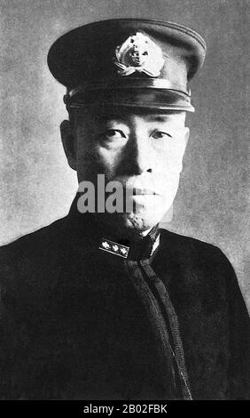 Isoroku Yamamoto (山本 五十六 Yamamoto Isoroku, 4 aprile 1884 – 18 aprile 1943) è stato un . Yamamoto ha ricoperto diversi importanti incarichi nella Marina Imperiale Giapponese, e ha intrapreso molti dei suoi cambiamenti e riorganizzazioni, in particolare il suo sviluppo dell'aviazione navale. Fu comandante in capo durante i primi anni decisivi della guerra del Pacifico e fu responsabile di battaglie importanti come Pearl Harbor e Midway. È morto quando gli interruttori di codice americani hanno identificato Foto Stock