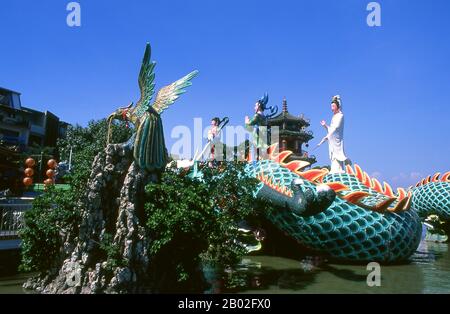 Guanshiyin o Avalokitesvara è il bodhisattva associato alla compassione venerata dai buddisti dell'Asia orientale, solitamente come una femmina. Il nome Guanyin è breve per Guanshiyin che significa 'Osservare I Suoni (o Grida) del mondo'. Alcuni buddisti credono che quando uno dei loro aderenti parte da questo mondo, essi sono posti da Guanyin nel cuore di un loto poi inviato a casa nella terra occidentale pura di Sukhāvatī. È generalmente accettato (nella comunità cinese) che Guanyin originò come il Sanscrito Avalokiteśvara, che è la sua forma maschile. Comunemente conosciuto in inglese come la Dea di Mer Foto Stock