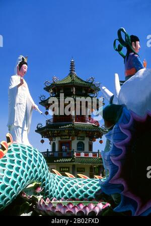 Guanshiyin o Avalokitesvara è il bodhisattva associato alla compassione venerata dai buddisti dell'Asia orientale, solitamente come una femmina. Il nome Guanyin è breve per Guanshiyin che significa 'Osservare I Suoni (o Grida) del mondo'. Alcuni buddisti credono che quando uno dei loro aderenti parte da questo mondo, essi sono posti da Guanyin nel cuore di un loto poi inviato a casa nella terra occidentale pura di Sukhāvatī. È generalmente accettato (nella comunità cinese) che Guanyin originò come il Sanscrito Avalokiteśvara, che è la sua forma maschile. Comunemente conosciuto in inglese come la Dea di Mer Foto Stock