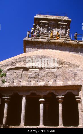 Il Tempio di Olakkannesvara ('occhio di fiamma'; comunemente Olakkanatha; conosciuto anche come 'il Vecchio Faro'), fu costruito durante il regno della dinastia Pallava re Rajasimha nel 8th secolo CE. Il mahishasuramardhini mandapa (Tempio della Grotta, noto anche come Yampuri) è un esempio di architettura rock-cut indiana risalente alla dinastia Pallava del tardo 7th secolo CE. Mahabalipuram, conosciuto anche come Mamallapuram (Tamil: மாமல்லபுரம்) è un'antica città storica ed è stato un vivace porto marittimo fin dal 1st secolo CE. Nel 7th Secolo fu la principale città portuale della dynast sudindiana Pallava Foto Stock