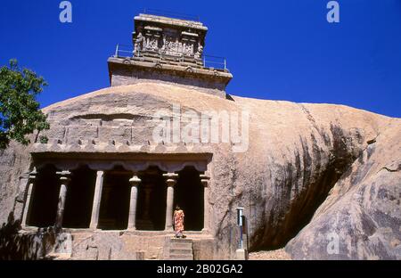 Il Tempio di Olakkannesvara ('occhio di fiamma'; comunemente Olakkanatha; conosciuto anche come 'il Vecchio Faro'), fu costruito durante il regno della dinastia Pallava re Rajasimha nel 8th secolo CE. Il mahishasuramardhini mandapa (Tempio della Grotta, noto anche come Yampuri) è un esempio di architettura rock-cut indiana risalente alla dinastia Pallava del tardo 7th secolo CE. Mahabalipuram, conosciuto anche come Mamallapuram (Tamil: மாமல்லபுரம்) è un'antica città storica ed è stato un vivace porto marittimo fin dal 1st secolo CE. Nel 7th Secolo fu la principale città portuale della dynast sudindiana Pallava Foto Stock