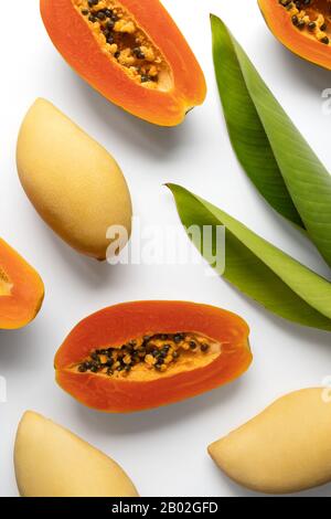 Layout creativo fatto di frutta e foglie tropicali estive Foto Stock