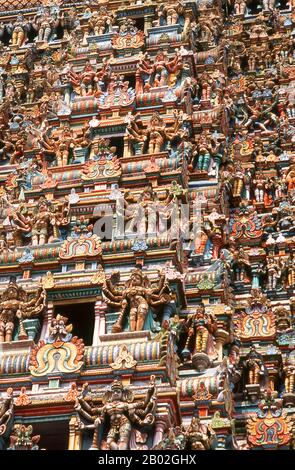 Il Tempio di Meenakshi Amman (chiamato anche: Tempio di Meenakshi Sundareswarar, Tiru-aalavaai e Meenakshi Amman Kovil) è un tempio indù dedicato a Parvati, conosciuto come Meenakshi, e la sua consorte, Shiva, qui chiamato Sundareswarar. L'attuale tempio risale tra il 1623 e il 1655 d.C. Foto Stock