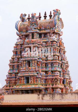 Il Tempio di Meenakshi Amman (chiamato anche: Tempio di Meenakshi Sundareswarar, Tiru-aalavaai e Meenakshi Amman Kovil) è un tempio indù dedicato a Parvati, conosciuto come Meenakshi, e la sua consorte, Shiva, qui chiamato Sundareswarar. L'attuale tempio risale tra il 1623 e il 1655 d.C. Foto Stock