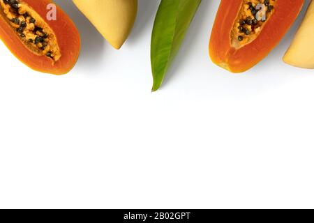 Layout creativo fatto di frutta e foglie tropicali estive Foto Stock
